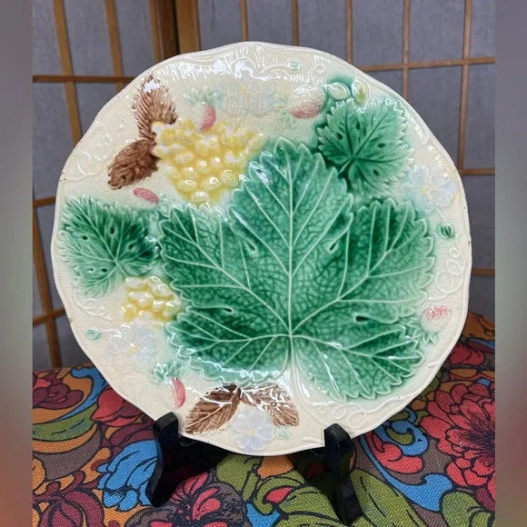 Antique Wedgwood Majolica signed strawberry grapes plate 8.25" - Picture 2 of 6